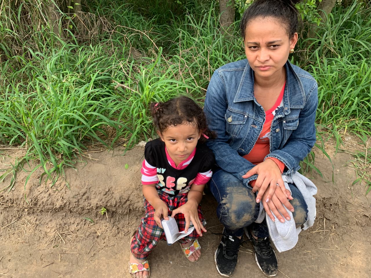 La pequeña Dayran, de 5 años, no suelta una biblia que trajo consigo.