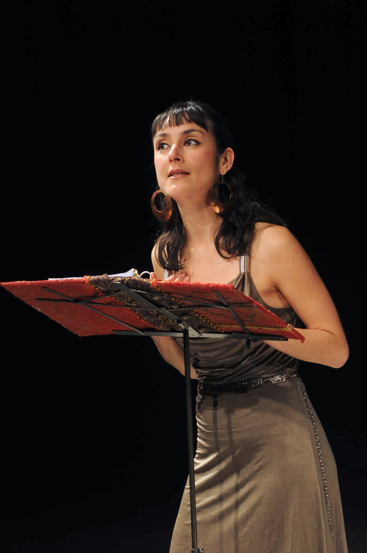 La actriz nació en la Ciudad de México, su madre es francesa, por lo que habla muy bien el francés.