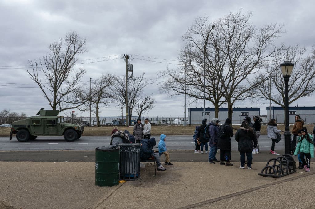 El refugio, que opera con un presupuesto anual de 250 millones de dólares financiado por el estado, es uno de los más grandes de Nueva York.