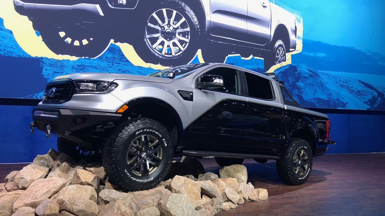 <h3 class="cms-h3-H3">Ford Ranger Pre-Runner por Ford Performance</h3>
<br>Si algo no faltó en SEMA 2018 fueron versiones modificadas de la nueva Ford Ranger. Una de las que lucía realmente bien era esta versión diseñada por el equipo de Ford Performance como Pre-Runner, es decir vehículo de reconocimiento de pistas off-road para equipos de competencia. Esta versión tuvo como punto de partida a una Ranger con el paquete off-road FX4 a la que se le añadió un diferencial con un radio de engranaje de 3.73 con bloqueo electrónico, una suspensión Fox/BDS con elevación de 3 pulgadas extra y amortiguadores off-road barra estabilizadoras BDS, escape cat-back de Ford Performance. La camioneta está llena de accesorios off-road y cuenta con una hermosa pintura en dos tonos que la hace lucir realmente bien.