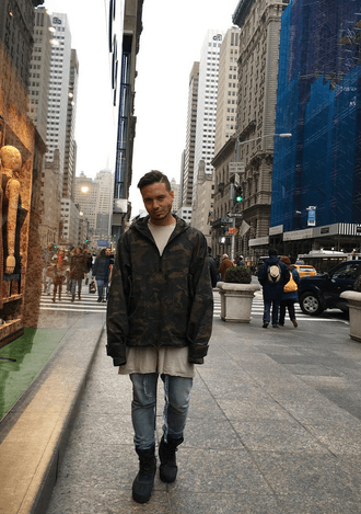 Él se ha caracterizado por ponerle su sello a lo que porta, usando estilos callejeros, pero súper chik.