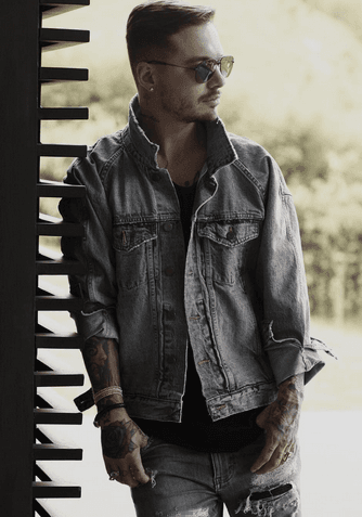 Las imágenes fueron comentadas por varios de sus seguidores, pero entre los comentarios destacó el de la supuesta vidente que se ofreció a revelar el futuro del cantante.
<br>