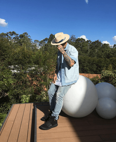 Claro, los sombreros se han vuelto en base fundamental de su porte y moda.