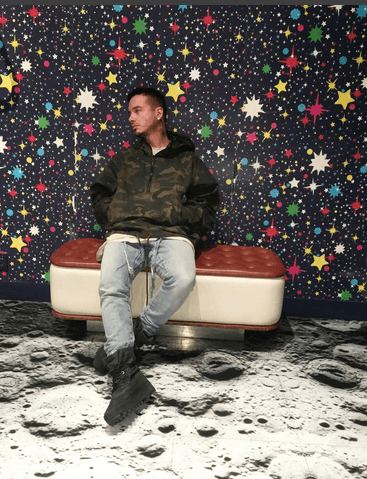 Pero lejos de ser una broma, la verdad es que el intérprete de Ginza sí tiene un estilo único para vestir, que se sale de la manera convencional que conocemos de los urbanos.