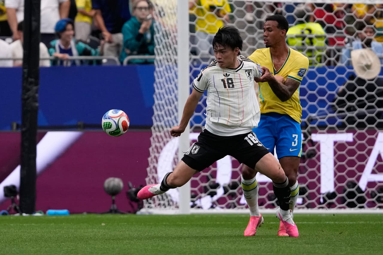 Ayase Ueda (18) de Japón y Gabriel Magalhaes (3) de Brasil luchan por el balón durante el partido de dieciseisavos de final de la Copa Mundial entre Brasil y Japón en Houston, el lunes 29 de junio de 2026.