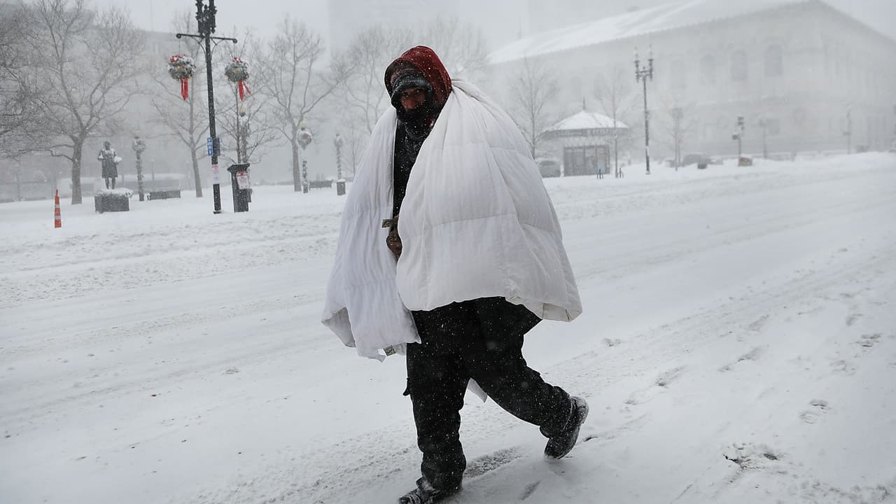 Nuevo frente gélido ocasiona más de 400 cancelaciones y 200 retrasos de vuelos en EEUU