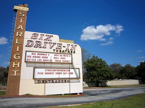 <b>2. Starlight Six Drive-In</b>
<br>No hay nada mejor que disfrutar de una película con comida y amigos. Convenientemente, el Starlight Six Drive-In ofrece precisamente eso. Además, no hay nada más tentador que disfrutar de una película en la comodidad de tu propio coche y poder charlar durante toda la película sin quejarte. El Starlight tiene cuatro pantallas y cada una ofrece proyecciones dobles. 
<br>