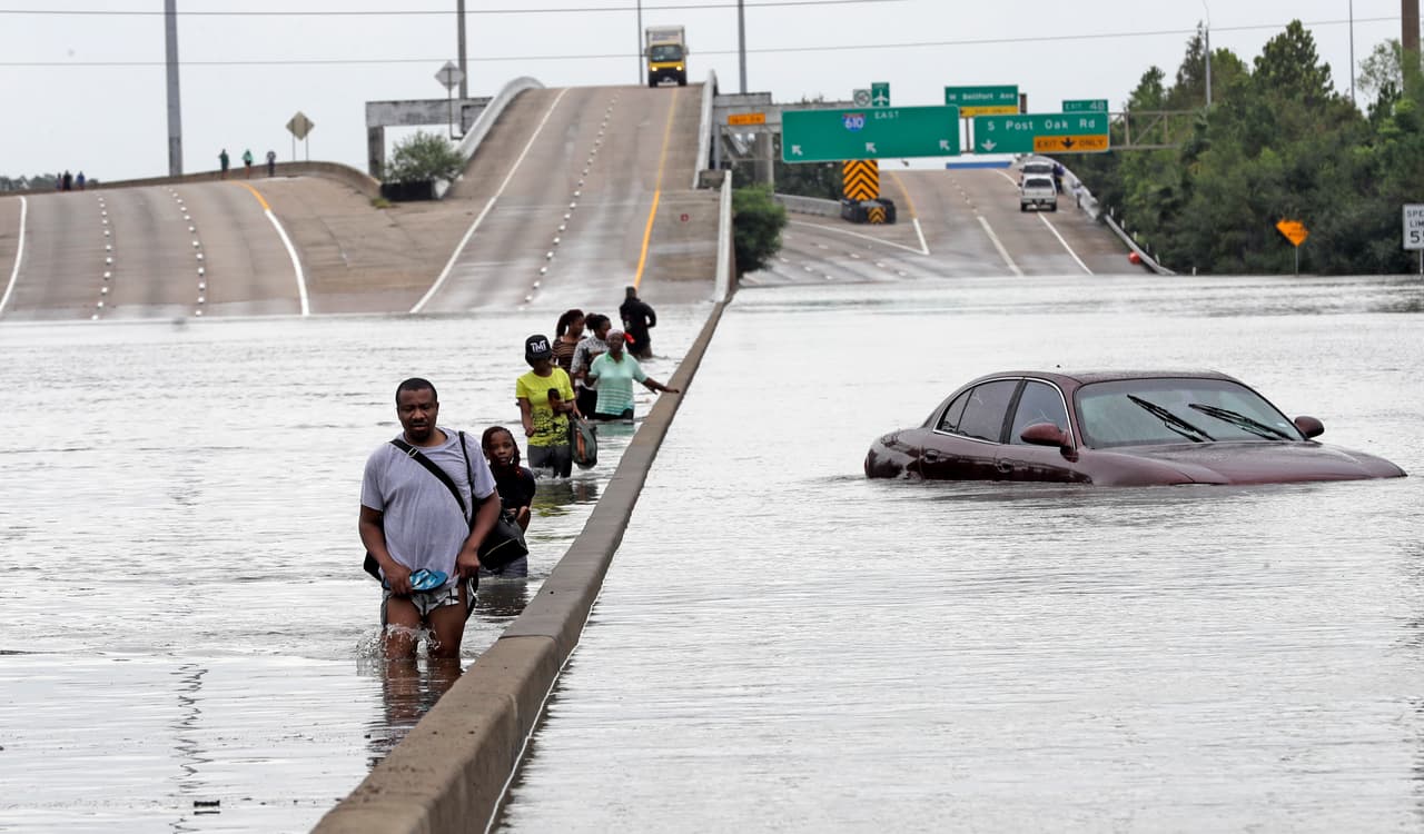<b>Al menos cinco personas han muerto</b> y decenas han resultado heridas a consecuencia del paso de Harvey por el sur de Texas.