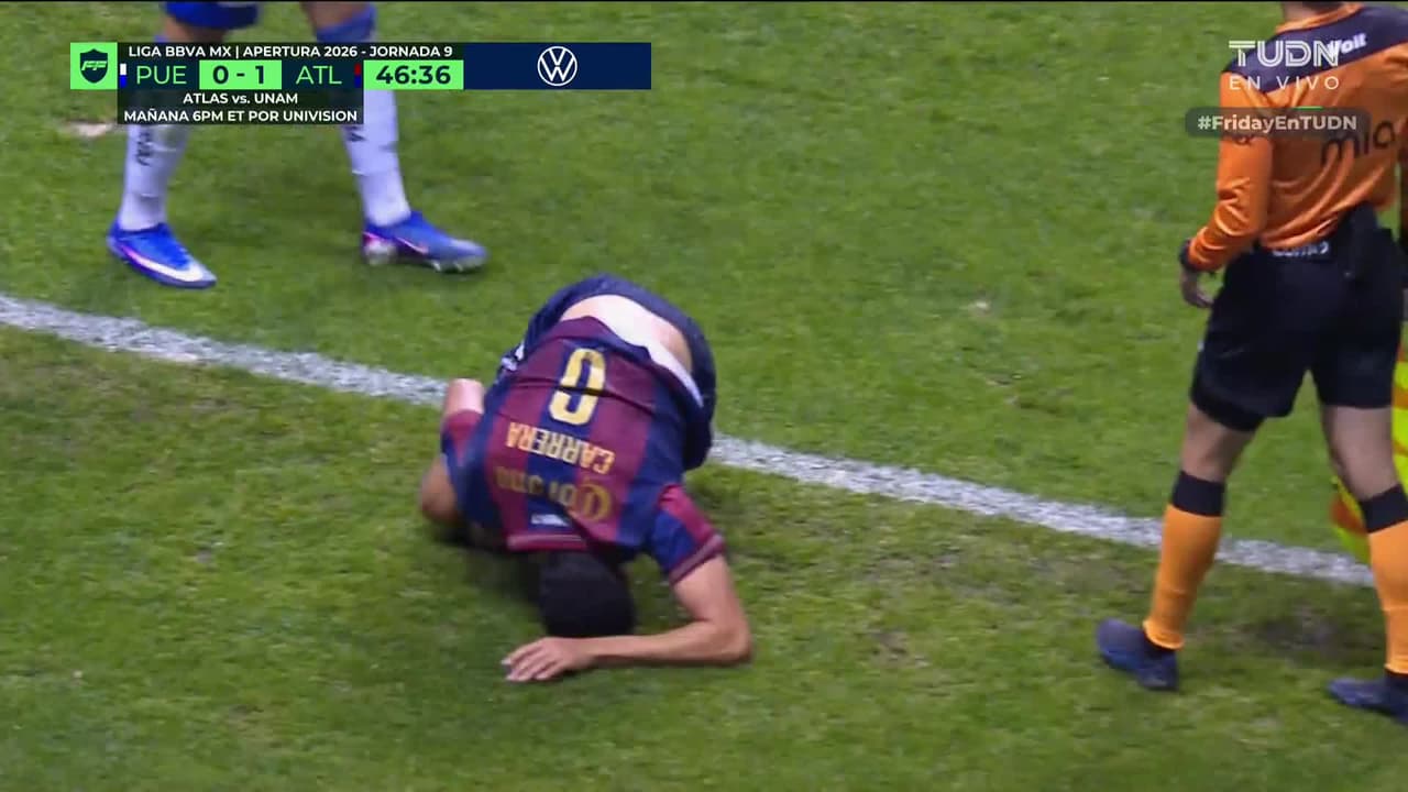 ¡Tremendo patadón sobre Carrera! Villa se salva con amarilla tras fuerte entrada
