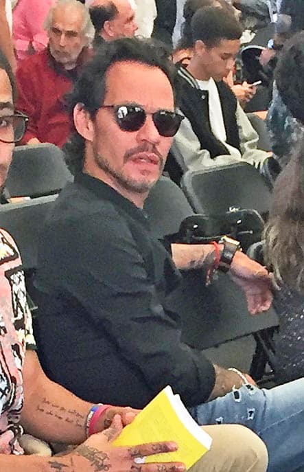 Marc Anthony pareció incómodo al notar que le tomaban fotos, pues quería disfrutar del momento como cualquier otro padre.