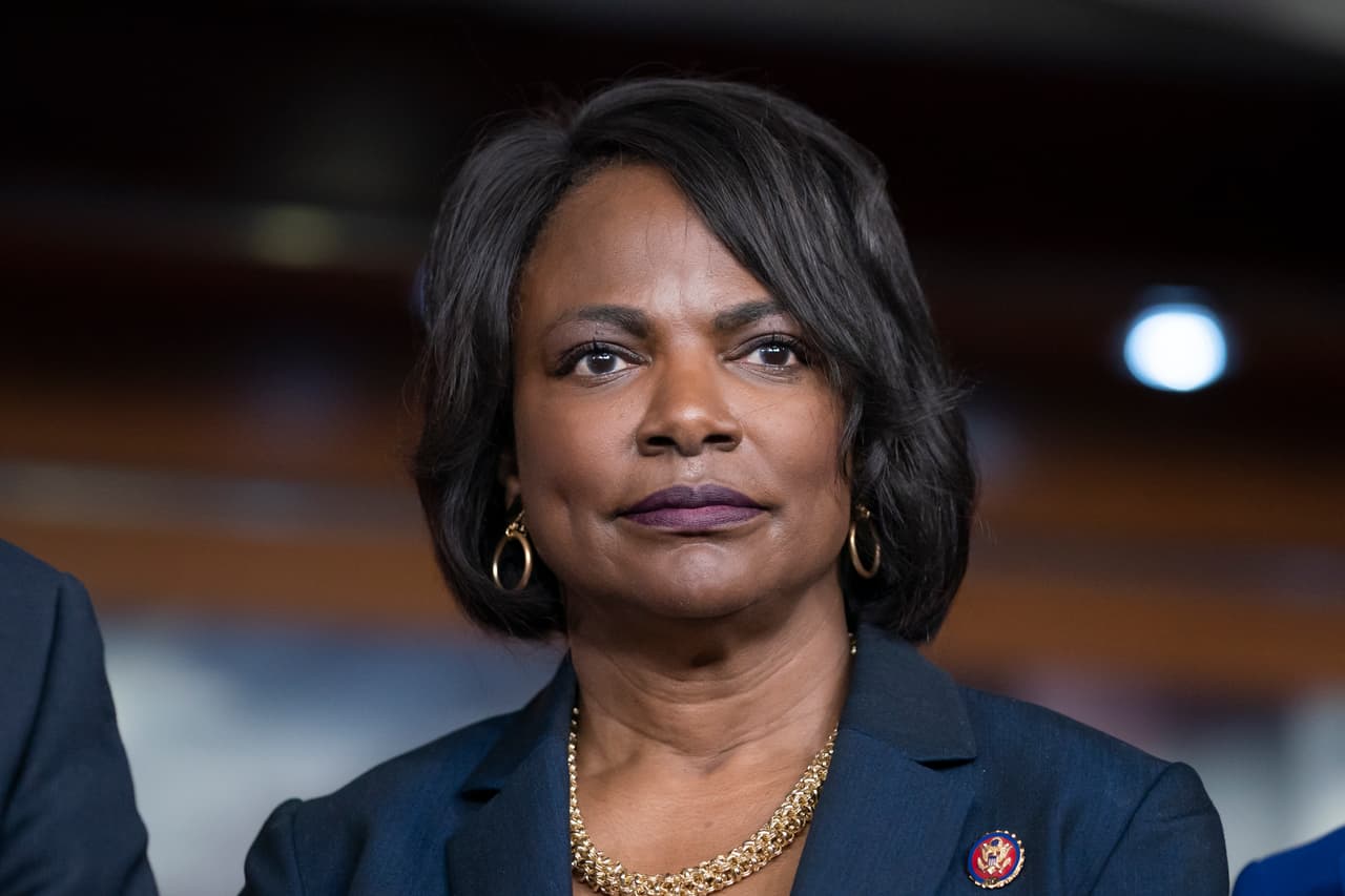 <b>Val Demings.</b> Representante por el distrito 10 de Florida desde 2017 y la primera mujer en ser jefa departamento de Policía de la ciudad de Orlando, un cargo que ejerció desde 2007 a 2011. Formó parte del grupo de representantes que supervisó el proceso de Juicio Político contra Trump en el Senado. "Estoy en la lista reducida (para ser seleccionada por Biden) y por ello me siento honrada”, dijo Demings en una entrevista transmitida por SiriusXM.