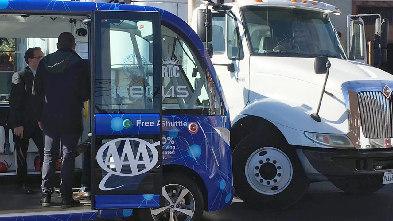 Primer autobús sin chofer en Las Vegas chocado en su primer día de servicio