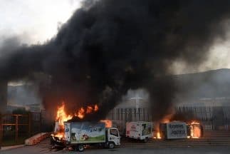 Estudiantes incendian vehículos en Chilpancingo 