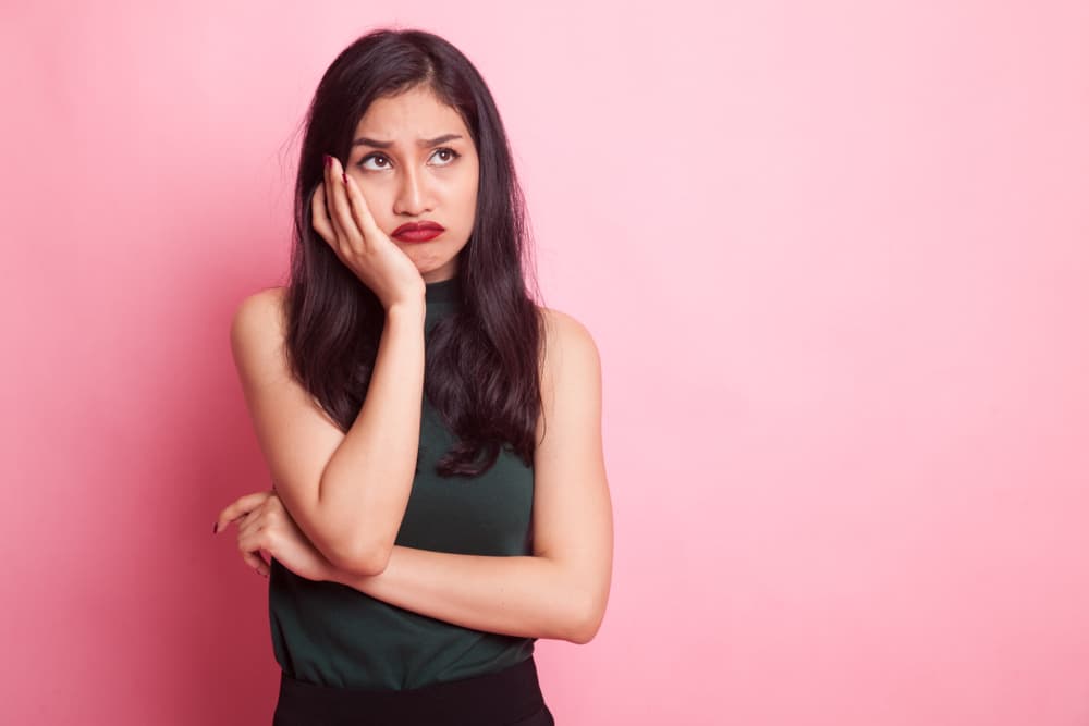 Luego, a lo largo del día, cuando estés con otras personas, presta atención a cómo te sientes: ¿tranquilo? ¿te comienzas a sentir ansioso? ¿te da mal genio? ¿te sientes más feliz de lo que estabas?