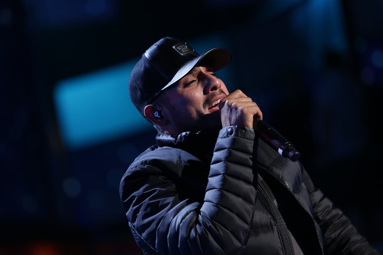 El compositor siempre se ha mostrado humilde con los medios y sus seguidores, además en sus redes sociales ha compartido momentos de su infancia en su humilde hogar en Angostura, Sinaloa, México.