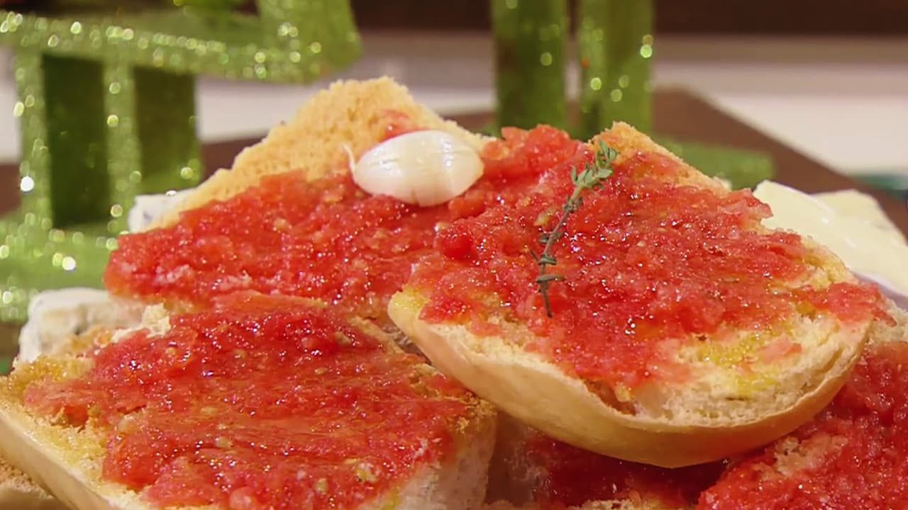 Así se prepara el famoso pan con tomate