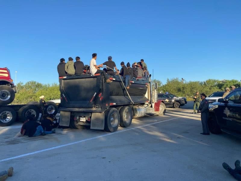El portavoz del Departamento de Seguridad Pública de Texas, el teniente Chris Olivarez, reveló que el vehículo había estado conduciendo a decenas de inmigrantes ilegales hacia el norte por la carretera interestatal 35 hacia San Antonio desde la frontera.
<br>
<br>El conductor fue arrestado y los inmigrantes fueron entregados a las autoridades federales.