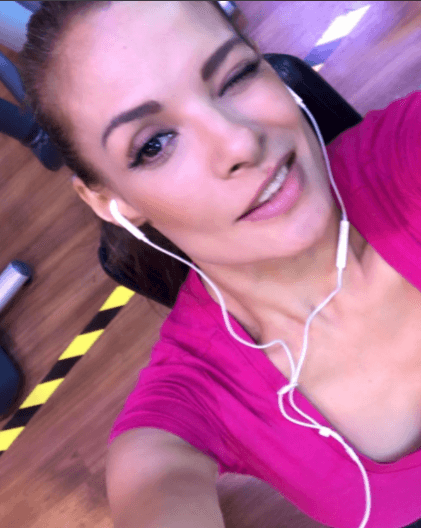 Alma Cero es conductora, cantante y comediante. En Galavisión la conocemos por su papel en María de Todos los Ángeles como Rosa Aurora.