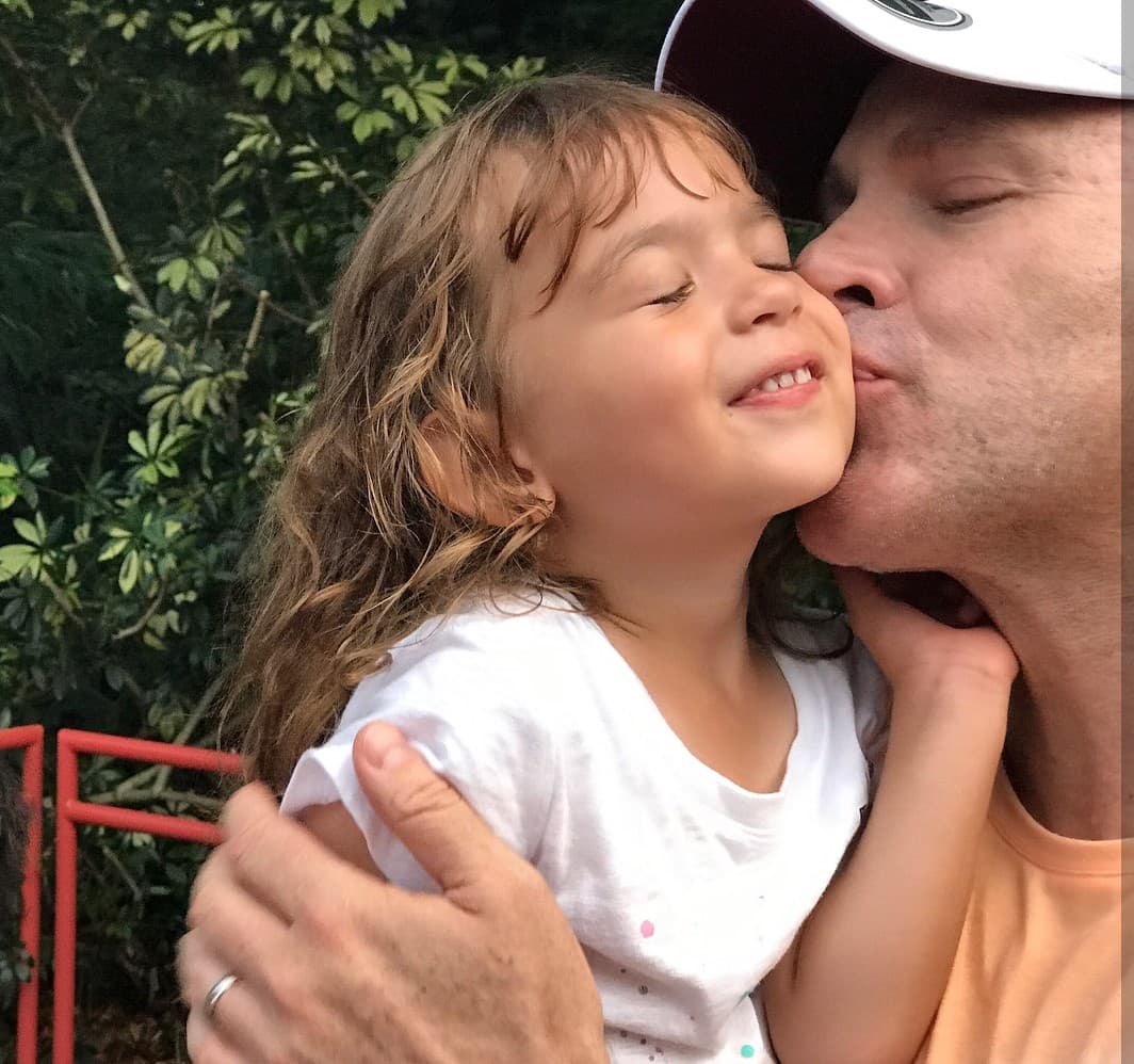 Alan Tacher es un papá muy cariñoso y no toma en cuenta que edad tengan sus hijos para besarlos; Michelle tiene 4 años y aprecia el cariño de su papi. El conductor mexicano recordó en un programa que él beso a su padre hasta el día de su muerte.
<br>