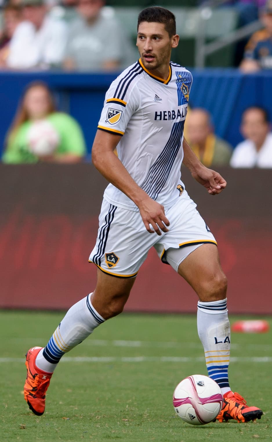 Omar González continuará su carrera en los Tuzos.