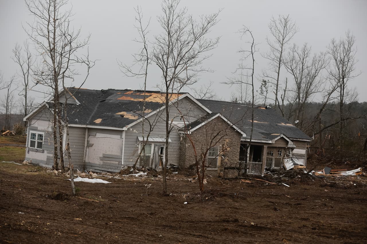Si está oscuro cuando está inspeccionando la casa, ilumine con linterna y no con una vela o una antorcha para evitar el riesgo de incendio o explosión.