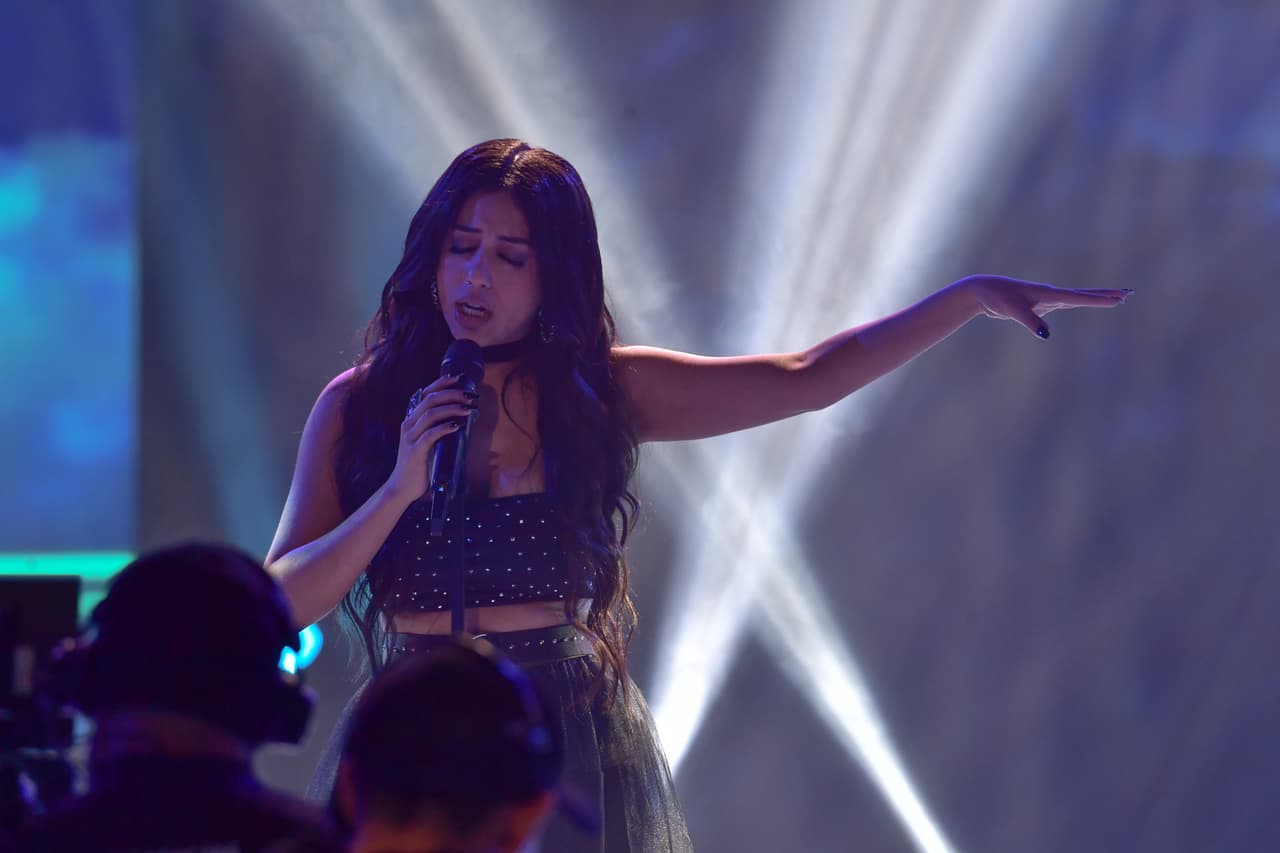 Con su particular color de voz, la participante se entregó a la melodía: "Y si no estoy y algo te pasa, recuerda que todo en la vida cambia y no importa lo que pase, te prometo no faltarte".