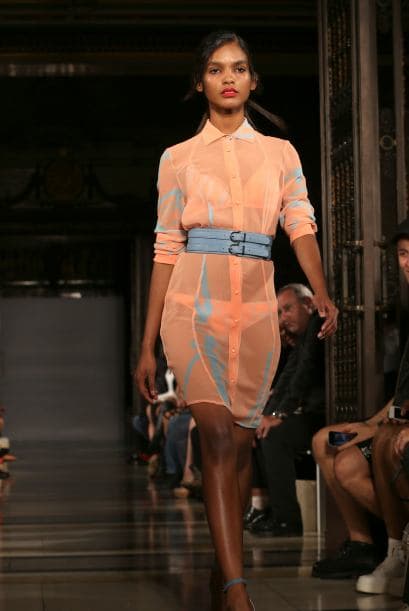 Los colores llamativos siempre son una buena opción para esta temporada, pero para este año el color melón se apoderó de las pasarelas y de los atuendos de las famosas. Es un color lleno de frescura e irradia feminidad, no dudes en incorporarlo a tu clóset.