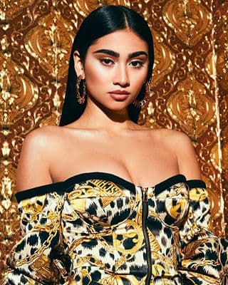 <b>4. Ha sido víctima de discriminación.</b> En una entrevista con el 
<a href="https://digital.elmercurio.com/2019/04/20/RVSB/I83IL9OC#zoom=page-width" target="_blank">diario El Mercurio</a> comentó que en una ocasión una chica le dijo: 'Regresa a tu población', a lo que ella contestó: "Vengo de New York. ¿Qué población es esa?".