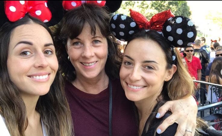 "¡Feliz día madre! Gracias por tu amor y sobretodo por esta familia hermosa que tenemos. ¡Te amo y admiro!", fue el mensaje que 
<b>Marimar Vega</b> le dedicó a su mamá Leonora Sisto.