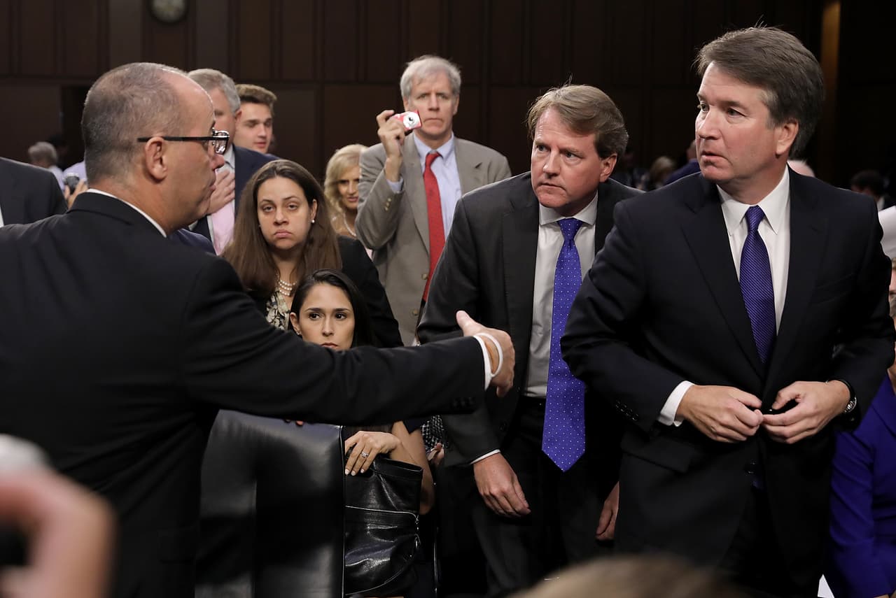 <h3 class="cms-h3-H3">El saludo ignorado: </h3>Fred Guttemberg, padre de uno de los estudiantes muertos en el tiroteo en la escuela de Parkland, Florida, se acercó al juez y, según detallan quienes estaban cerca de él, le dijo: "Mi hija fue asesinada en Parkland". Kavanaugh 
<b>lo miró, no le extendió la mano y giró dándole la espalda</b>.