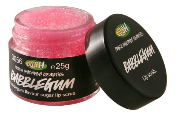 Labios. En invierno los labios siempre se resecan terriblemente. Para tenerlos siempre besables y eliminar las células muertas, usa el Lush Bubble Gum Lip Scrub antes de ponerte el lipstick; lucirás muy sensual. ¡Muuuuack!