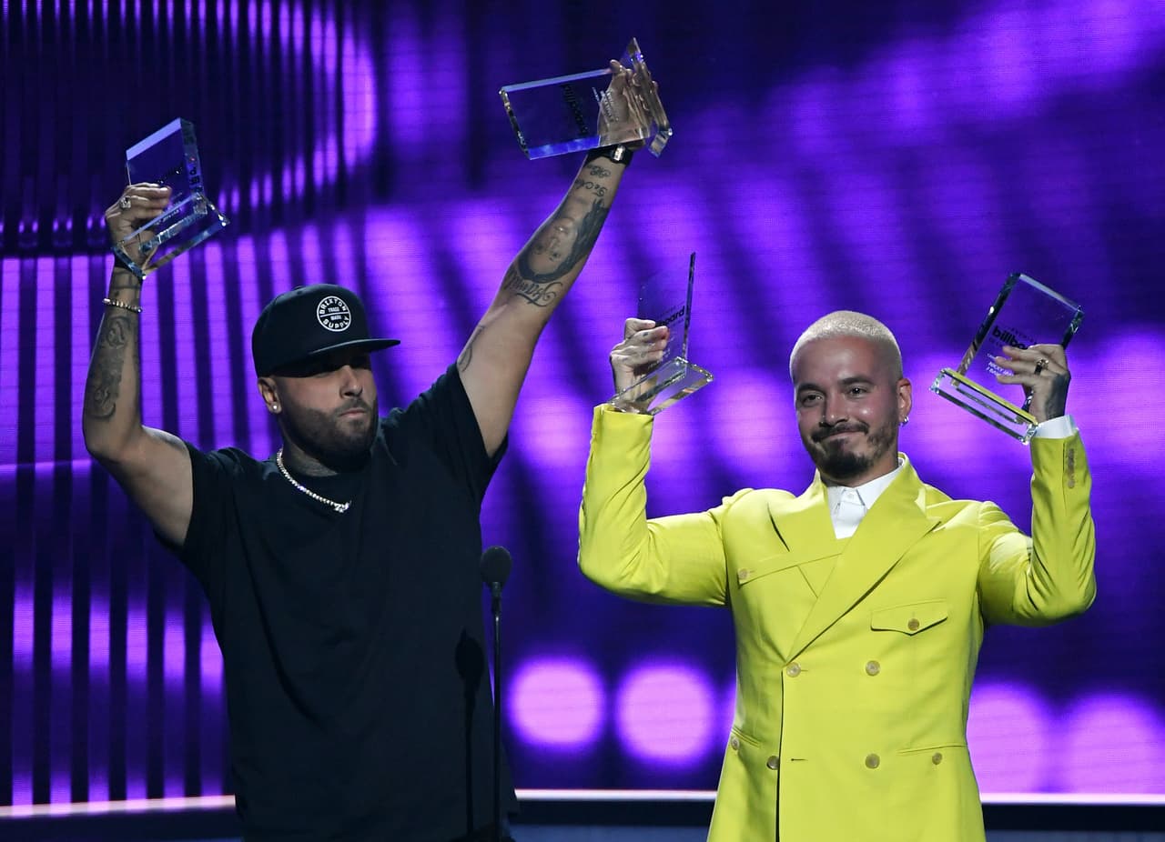 Al subir a la tarima a recibir el galardón, Nicky Jam le dio las gracias a J Balvin, pues contó que fue el colombiano el que le ofreció grabar el sencillo.