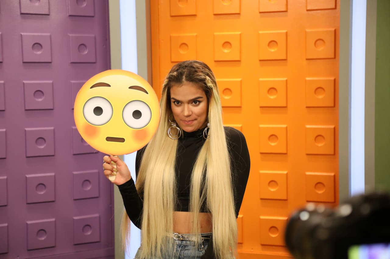 En el set digital, Karol G trató de imitar algunos de los emojis más famosos.
