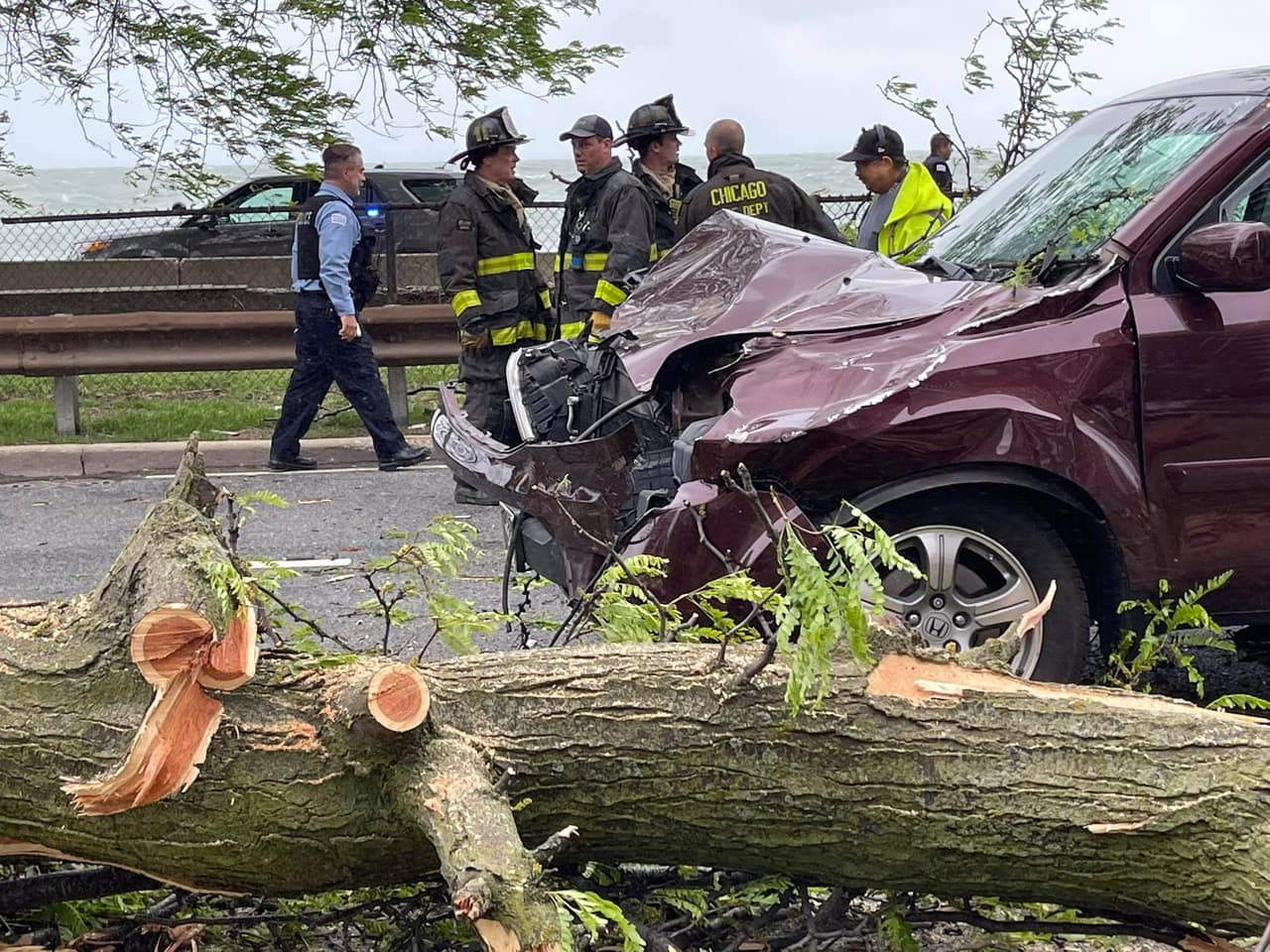 Dos carros fueron impactados y la persona herida fue trasladada al hospital en buenas condiciones.
