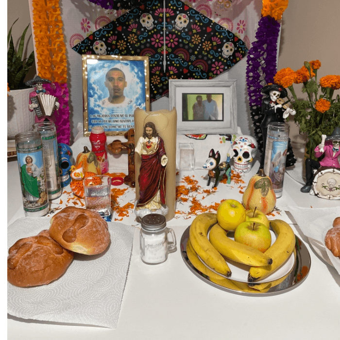 "Esta ofrenda es en honor a mi hermano Fernando Ávila que falleció durante la pandemia y mis abuelitos que los recuerdo todos los días del año".