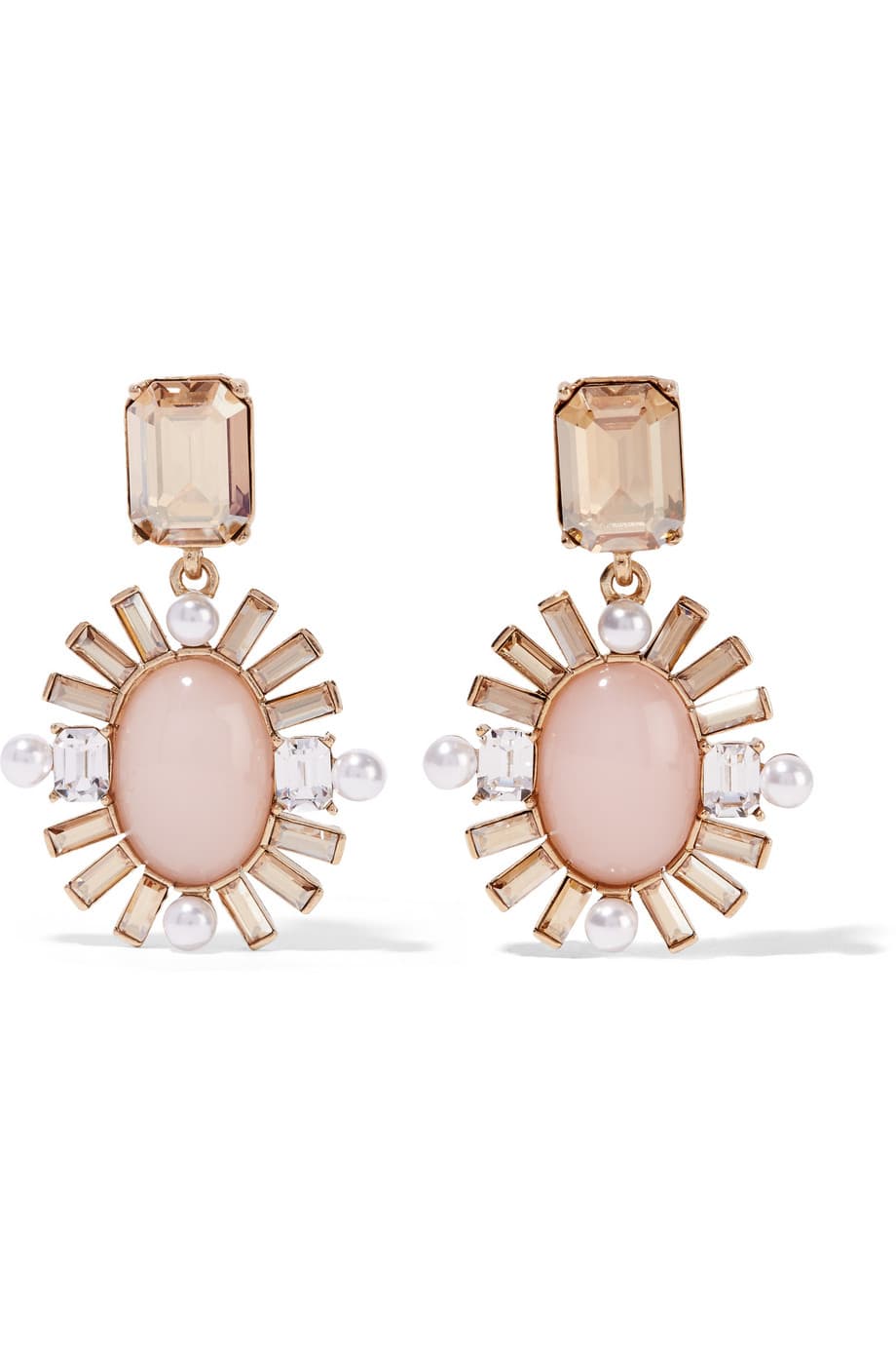 Cuando el mandato de temporada dice que vayas urgente a hacerte algo rosa no significa que debas vestir enteramente este color de los pies a la cabeza. Basta con elegir unos accesorios apropiados, unos pendientes, por ejemplo, para ya dar cuenta que estás a la par con la tendencia. (Oscar de la Renta)
<br>