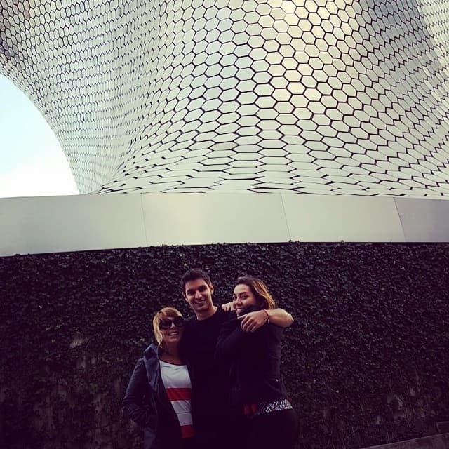 Al parecer está muy feliz de ver a su hija tan enamorada.