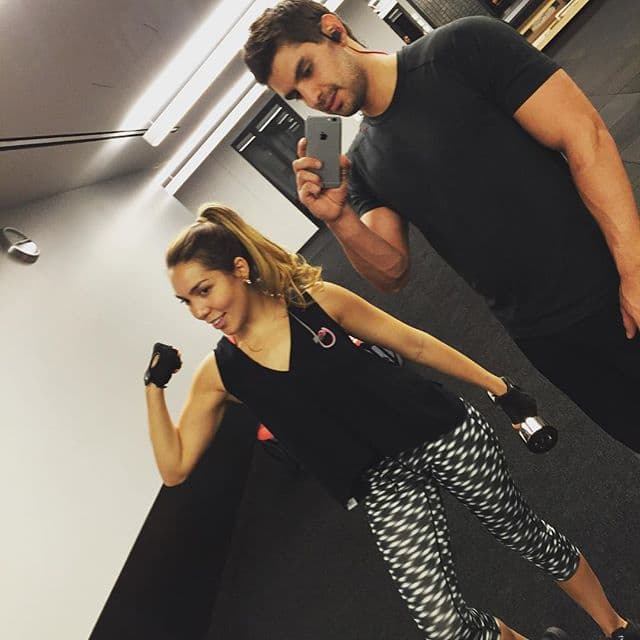 A los dos les encanta hacer deporte.