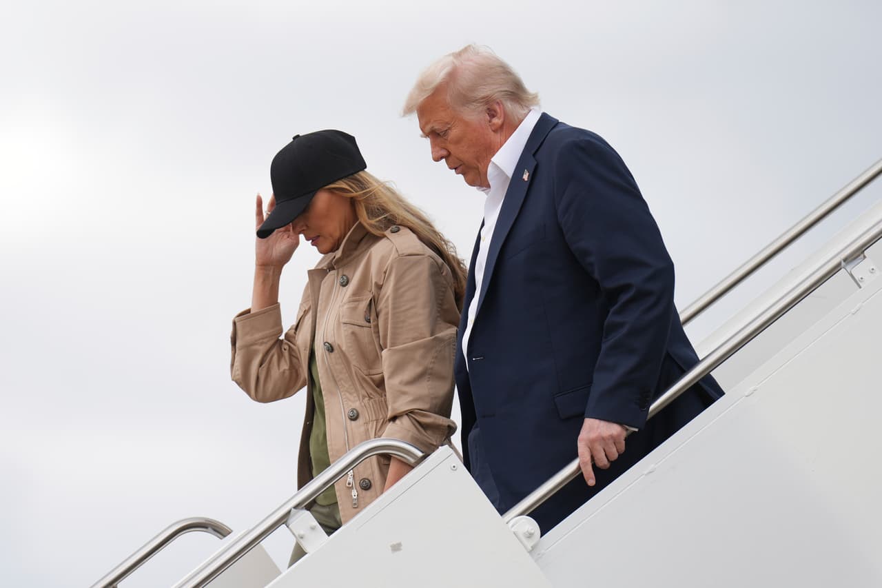 El presidente Donald Trump, a la derecha, y la primera dama Melania Trump llegan en el Air Force One a la base aérea Kelly Field en San Antonio, Texas, camino a observar los daños causados por las inundaciones en Kerrville, Texas, el viernes 11 de julio de 2025. 
<br>
