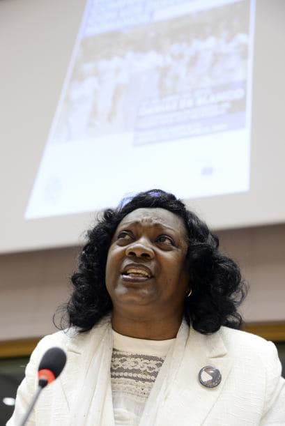 "Como mujeres valientes y con gran tesón que están acostumbradas a recorrer caminos largos y sinuosos, el camino de Cuba a Bruselas ha durado más de siete años", señaló Schulz, quien aseguró que la presencia de las integrantes de las Damas de Blanco en la Eurocámara demuestra que "no hay dictadura en el mundo, ni una, que pueda detener la democracia". El galardón fue recogido por la portavoz del movimiento cubano, Berta Soler, junto a Belkis Castillo, Blanca Reyes -representante de las Damas en España- y Laura Labrada, hija de la fallecida líder del grupo, Laura Pollán, en cuyo honor y en el del también fallecido opositor y ganador de otro premio Sájarov Oswaldo Payá la Eurocámara guardó un minuto de silencio.