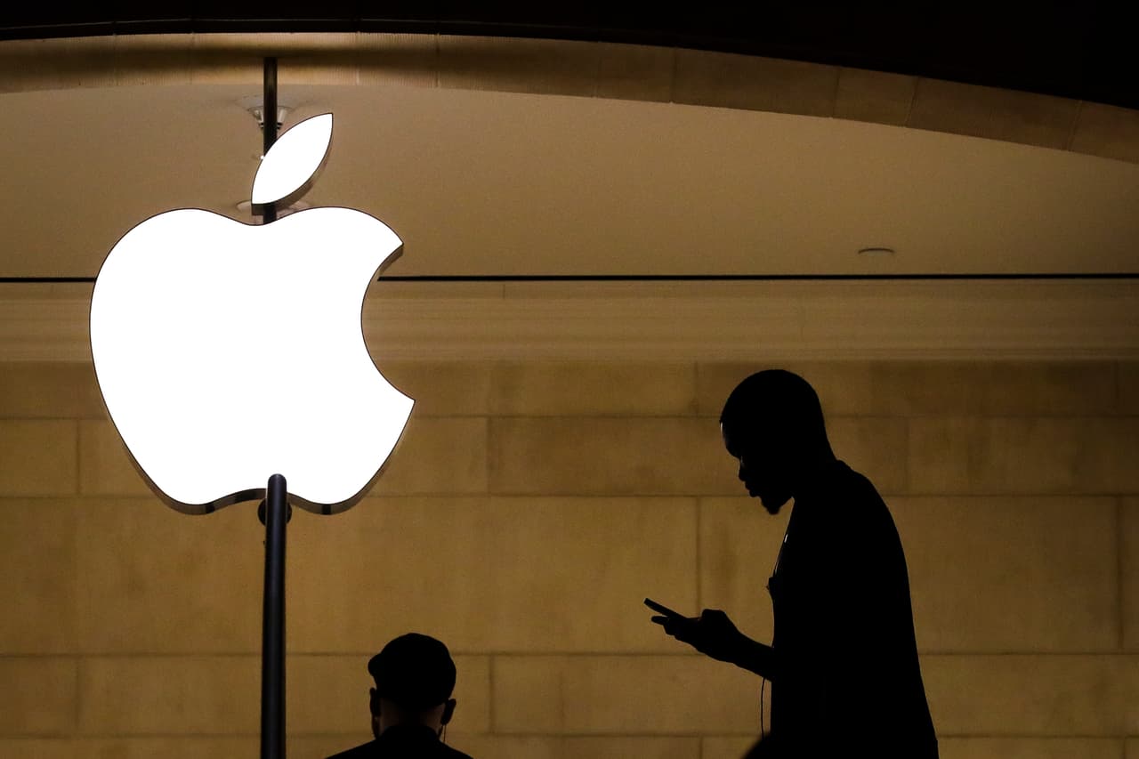 Clientes en una tienda del gigante Apple.