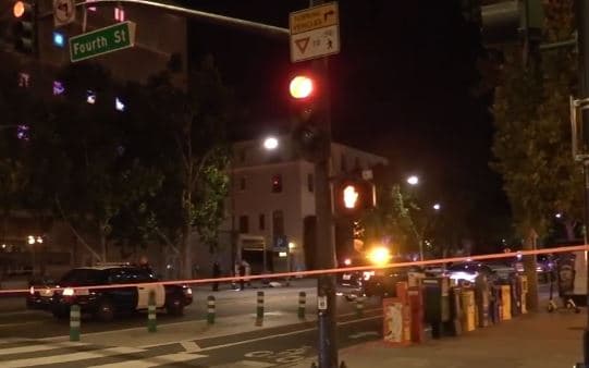 La policía está investigando un accidente automovilístico que mató a un peatón en el centro de San José durante la noche.
<br>