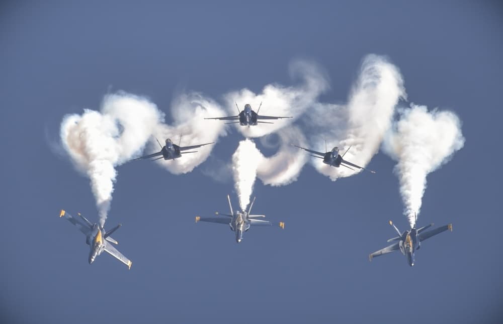 El escuadrón pilotea los aviones de combate F/A-18 Hornet. "F" de
<i>Fighter</i> y "A" de
<i>Attack</i> (en español: «caza» y «ataque»).