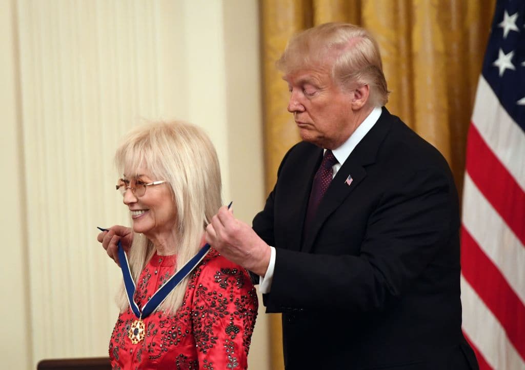 Donald Trump entregándole la Medalla Presidencial de la Libertad a Miriam Adelson, megadonante de su campaña, en la Casa Blanca, el 16 de noviembre de 2018. La Medalla es el máximo galardón civil de los Estados Unidos.