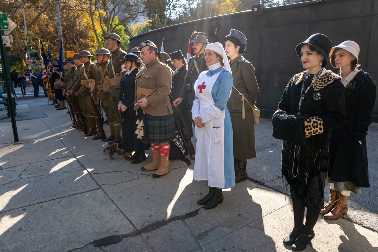 Vestidos con uniformes de diferentes épocas para honrar a los veteranos del siglo pasado.