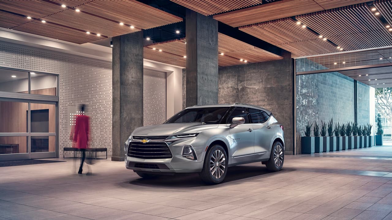La nueva Chevrolet Blazer 2019 es toda una 
<i>softroader</i>. Es decir, que al igual que sus competidoras cuenta con una estructura monocuerpo y está basada en una plataforma de tracción delantera, con tracción total opcional por supuesto. Está arquitectura le debe dar las características de manejo de un automóvil reteniendo la capacidad de carga, el espacio y la posición de manejo alta de una SUV, que es de lo que realmente se han enamorado los compradores de vehículos en todo el mundo. La nueva Blazer vendrá en tres versiones: básica, RS con sabor deportivo y una lujosa versión Premier.