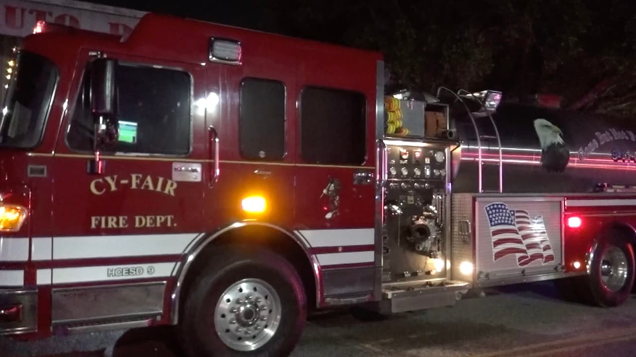 Los bomberos llegaron al lugar y forzaron la puerta principal de la casa para poder entrar.