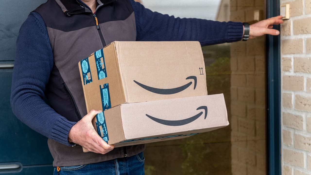 <b>Rastreo en tiempo real:</b> Amazon ofrece la función 
<i>Map Tracking</i>, que permite a los usuarios seguir sus entregas en tiempo real. Solo tienes que seleccionar la opción “Rastrear paquete” en la página de tus pedidos o en el correo electrónico de confirmación. Esto te permitirá saber exactamente cuándo se está acercando el repartidor, dándote tiempo para recoger tu paquete.