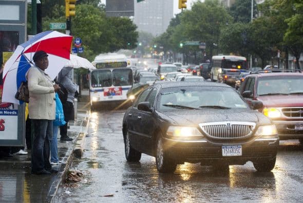 La lluvia había cesado prácticamente para el viernes por la noche en las zonas más afectadas, que abarcaban Pensilvania, Nueva York y Nueva Inglaterra. Pero las advertencias de inundación seguían en efecto en varias zonas donde, en pocas horas, cayó más lluvia que en meses _hasta 15 centímetros (6 pulgadas).