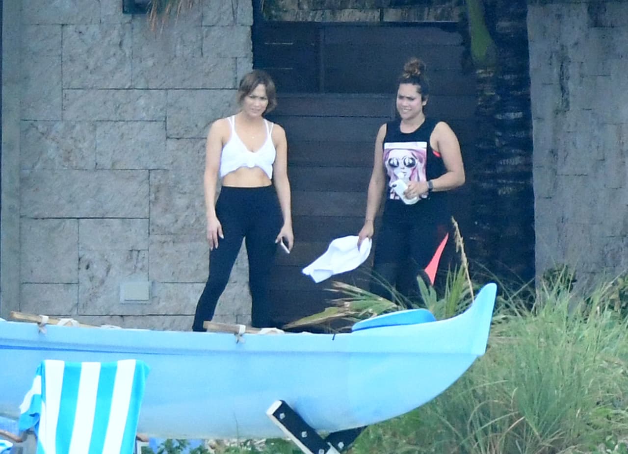 Jennifer Lopez muestra su abdomen mientras trabajaba por segundo día consecutivo mientras estaba de vacaciones con su nuevo novio Alex Rodríguez en Bakers Bay Golf & Ocean Club en las Bahamas.